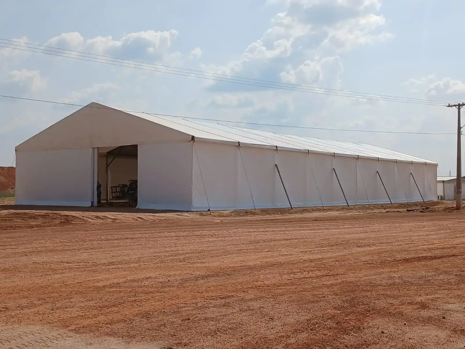 Galpão estruturado de lona instalado em área industrial