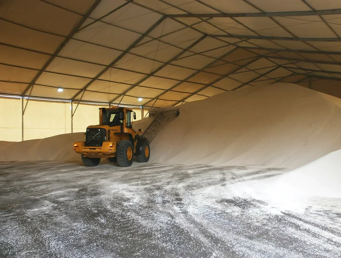Interior de galpão estruturado usado para armazenagem de material